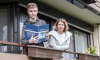Robin (18), Abiturient am Max-Planck-Gymnasium, lernt jetzt für seine nächste Abiturklausur Mathe. Während ihr Sohn aktuell nur mit Ausnahmegenehmigung die Wohnung verlassen darf, ist Mutter Monika K. als Erstkontakt nicht in Quarantäne. - Joerg Dieckmann Robin (18), Abiturient am Max-Planck-Gymnasium, lernt jetzt für seine nächste Abiturklausur Mathe. Während ihr Sohn aktuell nur mit Ausnahmegenehmigung die Wohnung verlassen darf, ist Mutter Monika K. als Erstkontakt nicht in Quarantäne. - Joerg Dieckmann