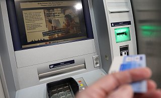 Der Bankautomat in der Filiale am Kesselbrink wurde schwer beschädigt. - Symbolfoto: Simone Flörke Der Bankautomat in der Filiale am Kesselbrink wurde schwer beschädigt. - Symbolfoto: Simone Flörke