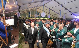 Begleitet vom stellvertretenden Bürgermeister Andreas Schröder und von Oberst Christoph Barre marschierten die amtierenden Majestäten Holger Kleffmann und Martin Schepermann ins Festzelt auf dem Lübbecker Schützenplatz. - Joern Spreen-Ledebur Begleitet vom stellvertretenden Bürgermeister Andreas Schröder und von Oberst Christoph Barre marschierten die amtierenden Majestäten Holger Kleffmann und Martin Schepermann ins Festzelt auf dem Lübbecker Schützenplatz. - Joern Spreen-Ledebur