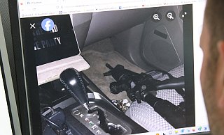Dieses Bild mit einem Präzisionsgewehr im Auto hat der Syrer 2022 auf Facebook hochgeladen. - Oliver Plöger Dieses Bild mit einem Präzisionsgewehr im Auto hat der Syrer 2022 auf Facebook hochgeladen. - Oliver Plöger