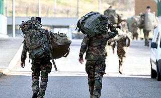 Aus etlichen Ländern haben sich bereits freiwillige Kämpfer auf den Weg in die Ukraine gemacht. - picture alliance/Stéphanie Para Aus etlichen Ländern haben sich bereits freiwillige Kämpfer auf den Weg in die Ukraine gemacht. - picture alliance/Stéphanie Para
