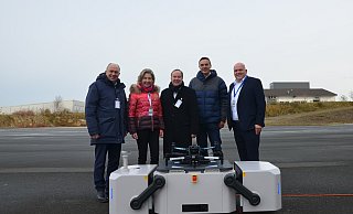 Landrat Christoph Rüther (Aufsichtsratsvorsitzender Flughafen, v.l.), Angie Reeh (Netzwerk-Koordinatorin Innovationsflughafen), Ulrich Wilmsmann (DAA CE Practice Head Eviden), Jan-Eric Putze (Chief Executive Officer Droniq) und Roland Hüser (Geschäftsführer Flughafen) haben den Drohneneinsatz begutachtet. - Airport Paderborn/Lippstadt Landrat Christoph Rüther (Aufsichtsratsvorsitzender Flughafen, v.l.), Angie Reeh (Netzwerk-Koordinatorin Innovationsflughafen), Ulrich Wilmsmann (DAA CE Practice Head Eviden), Jan-Eric Putze (Chief Executive Officer Droniq) und Roland Hüser (Geschäftsführer Flughafen) haben den Drohneneinsatz begutachtet. - Airport Paderborn/Lippstadt