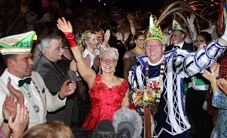 Erster Auftritt als Regentenpaar: Prinzessin Wilma Thorenmeier und Prinz Karsten Husemann auf den närrischsten 55 Metern ihres Jeckenlebens durch die Steinheimer Stadthalle. Hunderte Karnevalsfans jubeln den beiden Tollitäten und ihrem Gefolge zu. - Madita Schellenberg Erster Auftritt als Regentenpaar: Prinzessin Wilma Thorenmeier und Prinz Karsten Husemann auf den närrischsten 55 Metern ihres Jeckenlebens durch die Steinheimer Stadthalle. Hunderte Karnevalsfans jubeln den beiden Tollitäten und ihrem Gefolge zu. - Madita Schellenberg