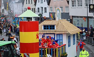 Die Ostenländer Feuerwehr baute für den Rosenmontagszug den PIlsumer Leuchtturm nach. - Regina Brucksch Die Ostenländer Feuerwehr baute für den Rosenmontagszug den PIlsumer Leuchtturm nach. - Regina Brucksch