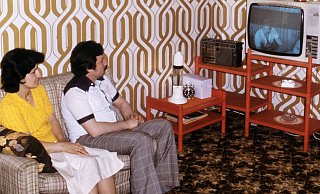 Westlich gekleidetes, türkisches Paar in seinem Wohnzimmer, Berlin in den 1970er Jahren. - picture-alliance/ dpa | Giehr Westlich gekleidetes, türkisches Paar in seinem Wohnzimmer, Berlin in den 1970er Jahren. - picture-alliance/ dpa | Giehr