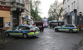 Archivbild aus dem Jahr 2019: In dem Rettungswagen, der kurz nach der Massenschlägerei auf der Steinstraße steht, wird ein verletzter Mann behandelt. Das Gebäude rechts ist inzwischen abgerissen. - Jobst Lüdeking Archivbild aus dem Jahr 2019: In dem Rettungswagen, der kurz nach der Massenschlägerei auf der Steinstraße steht, wird ein verletzter Mann behandelt. Das Gebäude rechts ist inzwischen abgerissen. - Jobst Lüdeking