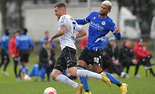 Andrés Andrade (r.) kann Verls Maximilian Wolfram im Strafraum nur per Foul stoppen. Den fälligen Elfmeter verwandelt Vinko Sapina zum 1:1. - Jens Dünhölter Andrés Andrade (r.) kann Verls Maximilian Wolfram im Strafraum nur per Foul stoppen. Den fälligen Elfmeter verwandelt Vinko Sapina zum 1:1. - Jens Dünhölter