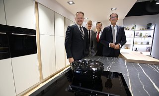 Pastelltöne bei den Fronten, Marmoroptik bei der Arbeitsplatte: Der Sürenheider Küchenhersteller Nobilia präsentiert bei der Hausmesse seine Neuheiten. Die Geschäftsführung mit Michael Klein (v. l.), Christopher Stenzel, Frank Kramer und Lars Bopf ist mit dem Echo des Fachpublikums auf die Kollektion 2024 sehr zufrieden. - Thoering33161 Hoevelhof Pastelltöne bei den Fronten, Marmoroptik bei der Arbeitsplatte: Der Sürenheider Küchenhersteller Nobilia präsentiert bei der Hausmesse seine Neuheiten. Die Geschäftsführung mit Michael Klein (v. l.), Christopher Stenzel, Frank Kramer und Lars Bopf ist mit dem Echo des Fachpublikums auf die Kollektion 2024 sehr zufrieden. - Thoering33161 Hoevelhof