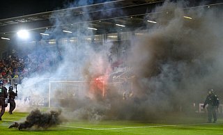 Fans? Es fällt vielen schwer, Menschen, die so etwas veranstalten, als Fans zu bezeichnen und zu verstehen. - Andreas Zobe Fans? Es fällt vielen schwer, Menschen, die so etwas veranstalten, als Fans zu bezeichnen und zu verstehen. - Andreas Zobe