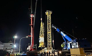 Die Baufirma bemerkte den unsicheren Stand eines Baukrans am Mittag und informiert die Polizei. Am Abend wurden zunächst der Auslager und dann die Spitze des Krans demontiert. - Ralph Meyer Die Baufirma bemerkte den unsicheren Stand eines Baukrans am Mittag und informiert die Polizei. Am Abend wurden zunächst der Auslager und dann die Spitze des Krans demontiert. - Ralph Meyer