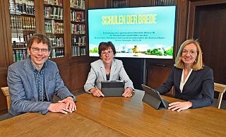 Schulleiter Matthias Koch (v. l.), Elisabeth Zurhove (Abteilungsleiterin Realschule) sowie Bärbel Lüttig (stellvertretende Schulleiterin und Abteilungsleiterin Gymnasium). - Kai Hasenbein Schulleiter Matthias Koch (v. l.), Elisabeth Zurhove (Abteilungsleiterin Realschule) sowie Bärbel Lüttig (stellvertretende Schulleiterin und Abteilungsleiterin Gymnasium). - Kai Hasenbein