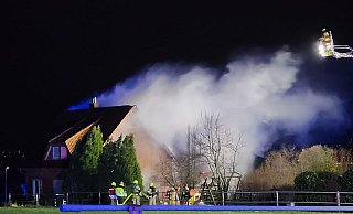 Mit 60 Einsatzkräften der hauptamtlichen Wache und der Löschgruppen bekämpfte die Feuerwehr in der Nacht zu Dienstag auf dem Kappenberg den Brand eines Wohnhauses. - Feuerwehr Bad Oeynhausen Mit 60 Einsatzkräften der hauptamtlichen Wache und der Löschgruppen bekämpfte die Feuerwehr in der Nacht zu Dienstag auf dem Kappenberg den Brand eines Wohnhauses. - Feuerwehr Bad Oeynhausen