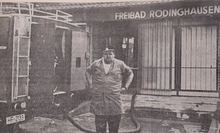 Wasser marsch: Einige Tage lang karrten die Freiwilligen Feuerwehren aus mehreren Nachbarorten das Wasser für das Rödinghauser Freibad aus dem Wasserwerk in Ahle heran. Zeit für ein Foto für die Presse blieb zwischendurch dennoch. - Björn Kenter Wasser marsch: Einige Tage lang karrten die Freiwilligen Feuerwehren aus mehreren Nachbarorten das Wasser für das Rödinghauser Freibad aus dem Wasserwerk in Ahle heran. Zeit für ein Foto für die Presse blieb zwischendurch dennoch. - Björn Kenter