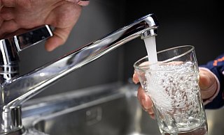 In Zeiten des Klimawandels auch in Deutschland keine Selbstverständlichkeit mehr: Eine sichere Versorgung mit bestem Trinkwasser aus der Leitung. - picture alliance/KEYSTONE In Zeiten des Klimawandels auch in Deutschland keine Selbstverständlichkeit mehr: Eine sichere Versorgung mit bestem Trinkwasser aus der Leitung. - picture alliance/KEYSTONE