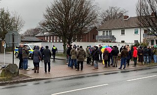 Mehrere Menschen haben sich mit eigenartigen Aussagen vor der Kaserne eingefunden. - Henning Wandel Mehrere Menschen haben sich mit eigenartigen Aussagen vor der Kaserne eingefunden. - Henning Wandel