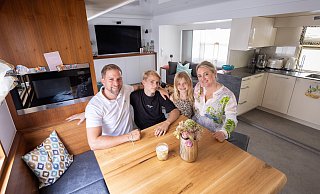 Vater Robért (39), Sohn Charlie (13), Tochter Megan (8) und Mutter Nadine (40) Hempen sitzen am Küchentisch - dem Mittelpunkt des Wohnwagens. - Niklas Tüns Vater Robért (39), Sohn Charlie (13), Tochter Megan (8) und Mutter Nadine (40) Hempen sitzen am Küchentisch - dem Mittelpunkt des Wohnwagens. - Niklas Tüns