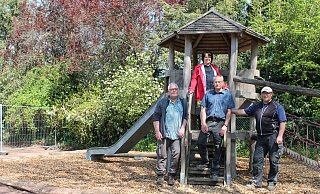 Heiko Lachmann vom städtischen Bauhof (v. l.), Dezernentin Claudia Koch, Johannes Struck und Markus Bömelburg (ebenfalls Bauhof) finden den Ersatz-Spielplatz am Rohrweg sehr gelungen. Es dauert jedoch noch bis Mitte Mai, ehe er bespielt werden kann. - Stadt Höxter Heiko Lachmann vom städtischen Bauhof (v. l.), Dezernentin Claudia Koch, Johannes Struck und Markus Bömelburg (ebenfalls Bauhof) finden den Ersatz-Spielplatz am Rohrweg sehr gelungen. Es dauert jedoch noch bis Mitte Mai, ehe er bespielt werden kann. - Stadt Höxter