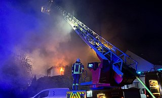 Flammen schlagen aus dem ersten Geschoss des Hauses. Inzwischen ist sich die Kripo sicher: Es war Brandstiftung. - Charlotte Mahncke Flammen schlagen aus dem ersten Geschoss des Hauses. Inzwischen ist sich die Kripo sicher: Es war Brandstiftung. - Charlotte Mahncke