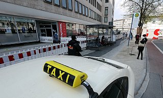 Wo heute die Taxis hinter dem Pizza-Hut-Pavillon stehen, sollte die Rampe ins Fahrradparkhaus sein. Doch die Kritik an den Plänen wächst. - Rudolf Wo heute die Taxis hinter dem Pizza-Hut-Pavillon stehen, sollte die Rampe ins Fahrradparkhaus sein. Doch die Kritik an den Plänen wächst. - Rudolf