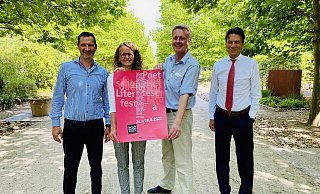 Dirk Markus (Creditreform, Rotarier, v. l.), Lena Bansmann (Sparkasse), Michael Scholz und Horst Prüßmeier blicken voller Vorfreude auf die Poetischen Quellen Ende August. - Nicole Sielermann Dirk Markus (Creditreform, Rotarier, v. l.), Lena Bansmann (Sparkasse), Michael Scholz und Horst Prüßmeier blicken voller Vorfreude auf die Poetischen Quellen Ende August. - Nicole Sielermann