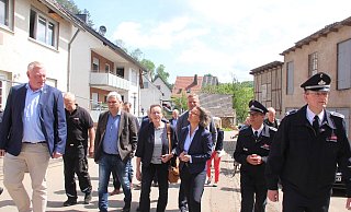 Vor Ort: Regierungspräsidentin Marianne Thomann-Stahl und Ministerin Ina Scharrenbach nehmen kurz nach dem Tornado das Ausmaß des Schadens in Lütmarsen in Augenschein. - burkhard battran Vor Ort: Regierungspräsidentin Marianne Thomann-Stahl und Ministerin Ina Scharrenbach nehmen kurz nach dem Tornado das Ausmaß des Schadens in Lütmarsen in Augenschein. - burkhard battran