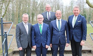 Oberst Thomas Spieker (hinten) mit den Hauptmännern Andreas Kneer (Königsträßer-Kompanie, v. l.), Rüdiger Uhle (Western-Kompanie), Hubert Salmen (Maspern-Kompanie) und Jürgen Lutter (Kämper-Kompanie). Es fehlt Peter Disselnmeyer von der Heide-Kompanie. - Moritz Jülich Oberst Thomas Spieker (hinten) mit den Hauptmännern Andreas Kneer (Königsträßer-Kompanie, v. l.), Rüdiger Uhle (Western-Kompanie), Hubert Salmen (Maspern-Kompanie) und Jürgen Lutter (Kämper-Kompanie). Es fehlt Peter Disselnmeyer von der Heide-Kompanie. - Moritz Jülich