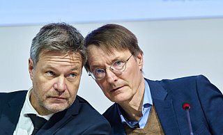 Bundeswirtschaftsministers Robert Habeck (l., B90/Die Grünen) und Bundesgesundheitsministers Karl Lauterbach (SPD) äußern sich im November 2023 auf einer Pressekonferenz zu Investitionsvorhaben des Pharmaunternehmens Lilly in Deutschland. - picture alliance / SZ Photo Bundeswirtschaftsministers Robert Habeck (l., B90/Die Grünen) und Bundesgesundheitsministers Karl Lauterbach (SPD) äußern sich im November 2023 auf einer Pressekonferenz zu Investitionsvorhaben des Pharmaunternehmens Lilly in Deutschland. - picture alliance / SZ Photo