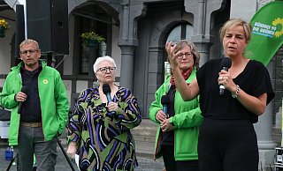 Townhall-Format der Grünen vor dem Paderborner Rathaus mit (v. l.) Ulrich Möhl, Sigrid Beer, Norika Creuzmann und Spitzenkandidatin Mona Neubaur. - Holger Kosbab Townhall-Format der Grünen vor dem Paderborner Rathaus mit (v. l.) Ulrich Möhl, Sigrid Beer, Norika Creuzmann und Spitzenkandidatin Mona Neubaur. - Holger Kosbab