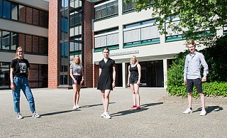 Dorina Henkenjohann (v. l.), Leonie Frodermann, Mia Begemann, Nele Rüssing und Mathis Berg vom Friedrichs-Gymnasium blicken auf eine Schulzeit zurück, die am Ende von stark von Corona geprägt war. - Ralf Bittner Dorina Henkenjohann (v. l.), Leonie Frodermann, Mia Begemann, Nele Rüssing und Mathis Berg vom Friedrichs-Gymnasium blicken auf eine Schulzeit zurück, die am Ende von stark von Corona geprägt war. - Ralf Bittner