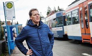 Kostenlos und einladender sollte Bus- und Bahnfahren für alle Kinder in der Stadt sei, sagt Neu-Bielefelder Andreas Angerstein, hier an der Haltestelle "Windelsbleicher Straße" der Linie 1. - Barbara Franke Kostenlos und einladender sollte Bus- und Bahnfahren für alle Kinder in der Stadt sei, sagt Neu-Bielefelder Andreas Angerstein, hier an der Haltestelle "Windelsbleicher Straße" der Linie 1. - Barbara Franke