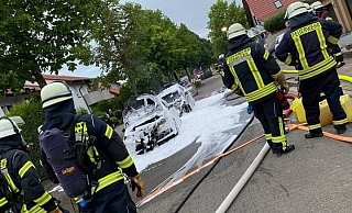 Zwei brennende Fahrzeuge mussten die Lübbecker Blauröcke an der Ludwigstraße löschen. - Die Blaulichtreporterin Zwei brennende Fahrzeuge mussten die Lübbecker Blauröcke an der Ludwigstraße löschen. - Die Blaulichtreporterin