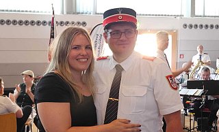 Der neue König Dennis der Feuerfeste Rürup. Als seine Königin hat sich der 32-Jährige Viktoria Vicky die Arminin Wolf auserkoren. - Alexandra Stratmeier Der neue König Dennis der Feuerfeste Rürup. Als seine Königin hat sich der 32-Jährige Viktoria Vicky die Arminin Wolf auserkoren. - Alexandra Stratmeier