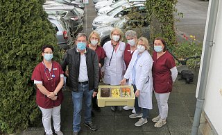 Freuen sich über die kostenfreie Hausmannskost (v.l.): Daniela Rethemeier, Georg Peterburs, Raphaela Hüser, Ursula Peterburs, Bettina Hesse, Ursula Lüke-Pöppel und Swetlana Root. - Jessica Eberle Freuen sich über die kostenfreie Hausmannskost (v.l.): Daniela Rethemeier, Georg Peterburs, Raphaela Hüser, Ursula Peterburs, Bettina Hesse, Ursula Lüke-Pöppel und Swetlana Root. - Jessica Eberle