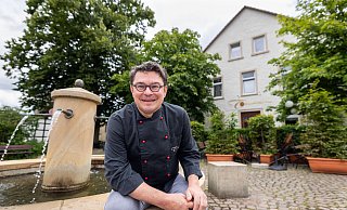 Bernhard Grubmüller gönnt sich am Brunnen vor dem "Tomatissimo" eine kurze Pause. Foto: Oliver Krato - Oliver Krato Bernhard Grubmüller gönnt sich am Brunnen vor dem "Tomatissimo" eine kurze Pause. Foto: Oliver Krato - Oliver Krato