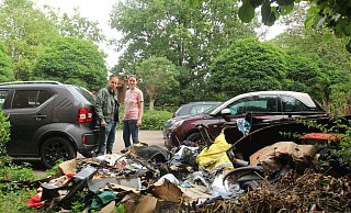Vor dem Kindergarten "Altstadtspatzen" liegt seit Anfang Juni ein großer Haufen verbrannter Sperrmüll. Die Eltern Malte und Sandra Nehl sind deshalb in Sorge. - Ulf Hanke Vor dem Kindergarten "Altstadtspatzen" liegt seit Anfang Juni ein großer Haufen verbrannter Sperrmüll. Die Eltern Malte und Sandra Nehl sind deshalb in Sorge. - Ulf Hanke