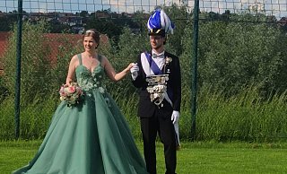 Ein Traum in Grün: Das Schützenkönigspaar Daniel und Theresa Otto präsentiert sich den Schützenfestbesuchern. - Nicole Kuper Ein Traum in Grün: Das Schützenkönigspaar Daniel und Theresa Otto präsentiert sich den Schützenfestbesuchern. - Nicole Kuper