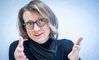 "Eine gute Lehrkraft macht auf keinen Fall immer alles richtig, sie ist aber offen für Veränderung und Verbesserung", sagt Michaela Vogt, Professorin für Komparatistische Schulforschung, Theorie und Geschichte der Inklusiven Pädagogik an der Uni Bielefeld. - Sarah Jonek Fotografie "Eine gute Lehrkraft macht auf keinen Fall immer alles richtig, sie ist aber offen für Veränderung und Verbesserung", sagt Michaela Vogt, Professorin für Komparatistische Schulforschung, Theorie und Geschichte der Inklusiven Pädagogik an der Uni Bielefeld. - Sarah Jonek Fotografie