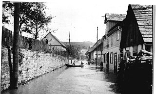 Würgassen wird regelmäßig von Hochwasser heimgesucht. Auf dieser historischen Aufnahme der Würrigser Straße ist zu sehen, dass man sogar mitten im Ort Boot fahren konnte. - Manuela Puls Würgassen wird regelmäßig von Hochwasser heimgesucht. Auf dieser historischen Aufnahme der Würrigser Straße ist zu sehen, dass man sogar mitten im Ort Boot fahren konnte. - Manuela Puls