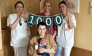 Die Hebammen Xhesi Mazelli (v. l.) und Janina Esau-Homann sowie Pflegehilfskraft Svetlana Lager freuen sich mit der frisch gebackenen Mama über den gesunden Nachwuchs. - Hebammenteam Paderborn Die Hebammen Xhesi Mazelli (v. l.) und Janina Esau-Homann sowie Pflegehilfskraft Svetlana Lager freuen sich mit der frisch gebackenen Mama über den gesunden Nachwuchs. - Hebammenteam Paderborn