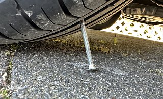 In das Profil gedrückt: Wenn der Fahrer jetzt rückwärts aus der Parklücke fährt, ist der Reifen kaputt. - Symbolfoto: Ralf T. Mischer In das Profil gedrückt: Wenn der Fahrer jetzt rückwärts aus der Parklücke fährt, ist der Reifen kaputt. - Symbolfoto: Ralf T. Mischer