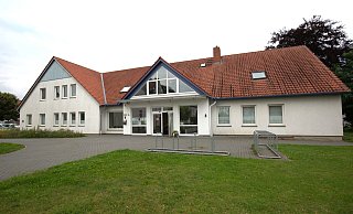 Die Kirchengemeinde Pr. Oldendorf will das Gemeindehaus verkaufen. Ob das Gemeindehaus zukünftig für die Stadt Preußisch Oldendorf zur Unterbringung des Offenen Ganztags infrage kommt, wird die Beschlussfassung des zuständigen Ausschusses zeigen, heißt es seitens der Stadtverwaltung. - Ilka Gülker Die Kirchengemeinde Pr. Oldendorf will das Gemeindehaus verkaufen. Ob das Gemeindehaus zukünftig für die Stadt Preußisch Oldendorf zur Unterbringung des Offenen Ganztags infrage kommt, wird die Beschlussfassung des zuständigen Ausschusses zeigen, heißt es seitens der Stadtverwaltung. - Ilka Gülker