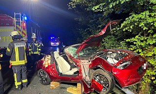 Der Fahrer war in der Nacht mit seinem roten Mazda von der Selhausenstraße abgekommen. - Charlotte Mahncke Der Fahrer war in der Nacht mit seinem roten Mazda von der Selhausenstraße abgekommen. - Charlotte Mahncke
