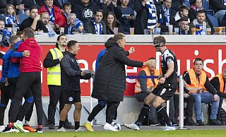 Fabian Klos (r.) bejubelt seinen Treffer zum 1:0 für Arminia Bielefeld in Duisburg mit der Bielefelder Bank. - IMAGO/Beautiful Sports Fabian Klos (r.) bejubelt seinen Treffer zum 1:0 für Arminia Bielefeld in Duisburg mit der Bielefelder Bank. - IMAGO/Beautiful Sports