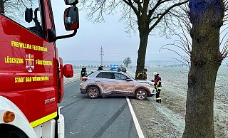 Der VW kam auf der Fürstenberger Straße von der Fahrbahn ab. - Ralph Meyer Der VW kam auf der Fürstenberger Straße von der Fahrbahn ab. - Ralph Meyer