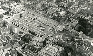 Die Luftaufnahme aus dem Jahr 1969 zeigt einen Kesselbrink im Wandel. Das zukünftige Telekom-Hochhaus befindet sich gerade im Bau. Bielefelds größter Innenstadtplatz ist damals vor allem Parkplatz. Seitdem hat sich viel getan. - Günter Rudolf Die Luftaufnahme aus dem Jahr 1969 zeigt einen Kesselbrink im Wandel. Das zukünftige Telekom-Hochhaus befindet sich gerade im Bau. Bielefelds größter Innenstadtplatz ist damals vor allem Parkplatz. Seitdem hat sich viel getan. - Günter Rudolf