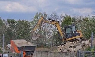 Zwischendurch war der Bauschuttbrecher im Einsatz und sorgte für Staub und Lärm in der Nachbarschaft. - Puhlmann Zwischendurch war der Bauschuttbrecher im Einsatz und sorgte für Staub und Lärm in der Nachbarschaft. - Puhlmann