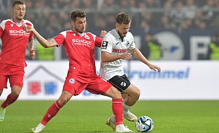 Arminia Bielefelds Christopher Lannert (Mitte) spitzelt dem Verler Patrick Kammerbauer den Ball vom Fuß. Vor dem 0:1 machte der Rechtsverteidiger allerdings keine gute Figur. - sport/presse/foto Jens Dünhölt Arminia Bielefelds Christopher Lannert (Mitte) spitzelt dem Verler Patrick Kammerbauer den Ball vom Fuß. Vor dem 0:1 machte der Rechtsverteidiger allerdings keine gute Figur. - sport/presse/foto Jens Dünhölt