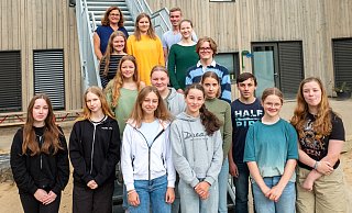Petra Thomas-Klandt (hi. l. ) freut sich, dass der Babysitterkursus im Tott gut angenommen wurde und sie allen 16 Teilnehmenden ihre Zerifikate überreichen konnte. - Ralf Bittner Petra Thomas-Klandt (hi. l. ) freut sich, dass der Babysitterkursus im Tott gut angenommen wurde und sie allen 16 Teilnehmenden ihre Zerifikate überreichen konnte. - Ralf Bittner