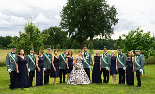 Zum Hofstaat gehören das Adjutantenpaar Hartwig und Jutta Bee (v. l.), Krönungspaar Robert und Diana Blome, Krönungspaar Matthias und Christina Fortmeier, Kronprinzenpaar Alexander Athens und Mona Hobusch, Königspaar Cornelia und Dirk Berens, Zepterprinzenpaar Lilly Schröder und Steffen Meiwes, Apfelprinzenpaar Jasmin Berg und Hendrik Heuer sowie das Zeremonienmeisterpaar Natascha und Uli Regenbrecht. - Schützen Hövelhof Zum Hofstaat gehören das Adjutantenpaar Hartwig und Jutta Bee (v. l.), Krönungspaar Robert und Diana Blome, Krönungspaar Matthias und Christina Fortmeier, Kronprinzenpaar Alexander Athens und Mona Hobusch, Königspaar Cornelia und Dirk Berens, Zepterprinzenpaar Lilly Schröder und Steffen Meiwes, Apfelprinzenpaar Jasmin Berg und Hendrik Heuer sowie das Zeremonienmeisterpaar Natascha und Uli Regenbrecht. - Schützen Hövelhof