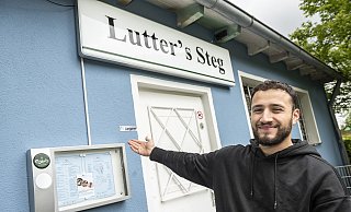 Neue Gastro Luttersteg: Betreiber Delschad Nemat zeigt seine kleine Speisekarte. Im Hintergrund die Ausgabestelle für Eis und Drinks "to go". - © Jörg Dieckmann - www. dieckmann-fotodesign.de Neue Gastro Luttersteg: Betreiber Delschad Nemat zeigt seine kleine Speisekarte. Im Hintergrund die Ausgabestelle für Eis und Drinks "to go". - © Jörg Dieckmann - www. dieckmann-fotodesign.de